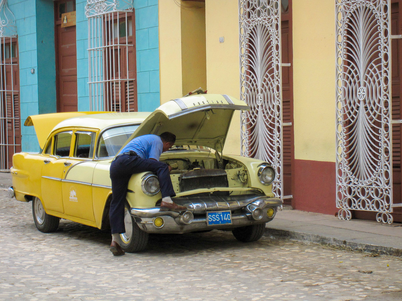 cubans use the phrase mas o menos a lot, to mean a lot of different things