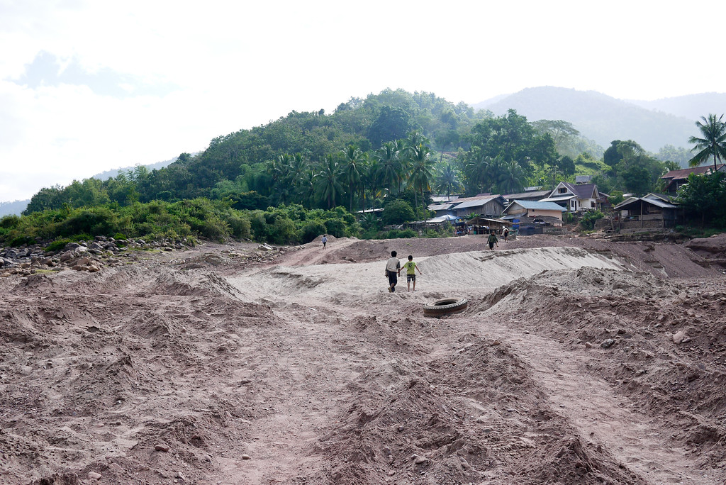 Tha Suang, Laos, a gateway town to hongsa