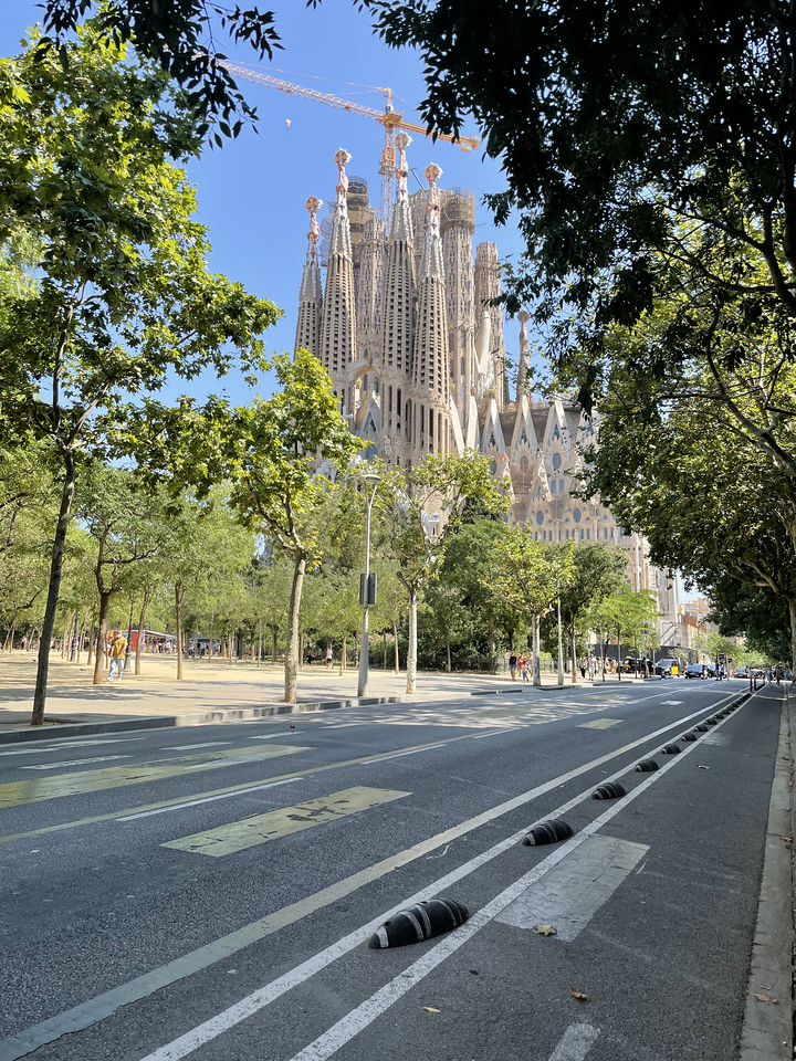 sagrada familia during the covid pandemic without people around