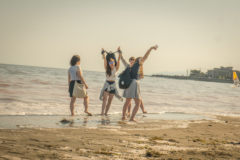 girls posing selfie in Kamakura