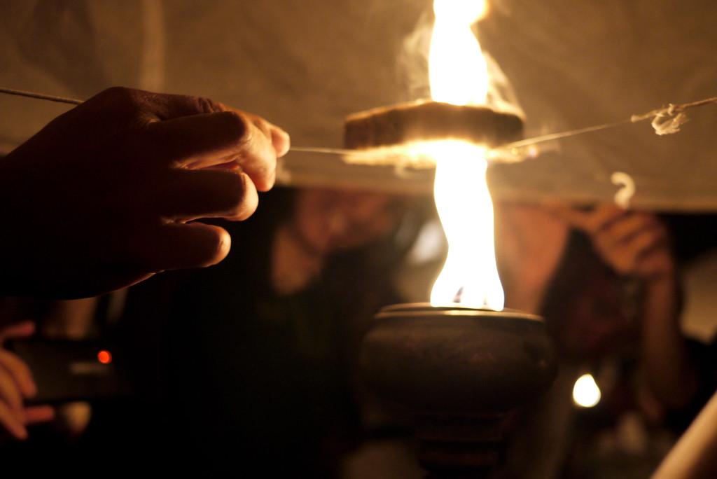 lighting a khom loi lantern in chiang mai