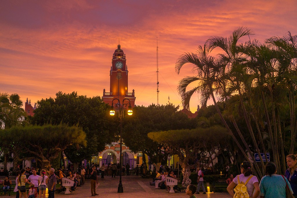 Sunset in the Parque Central Plaza de la Independencia in Mérida. 