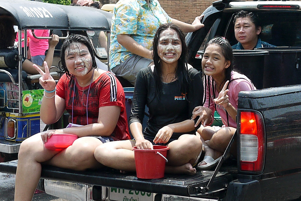 talc powder songkran