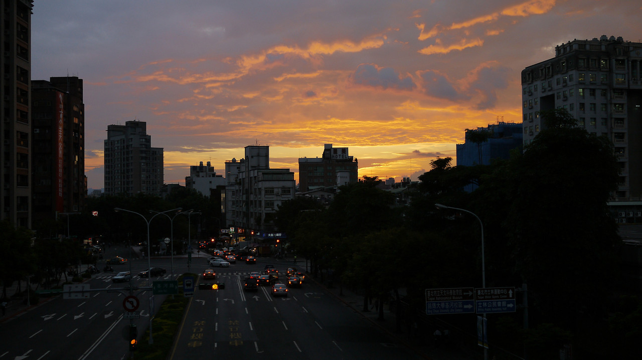 take the metro to and from Taipei for a long layover