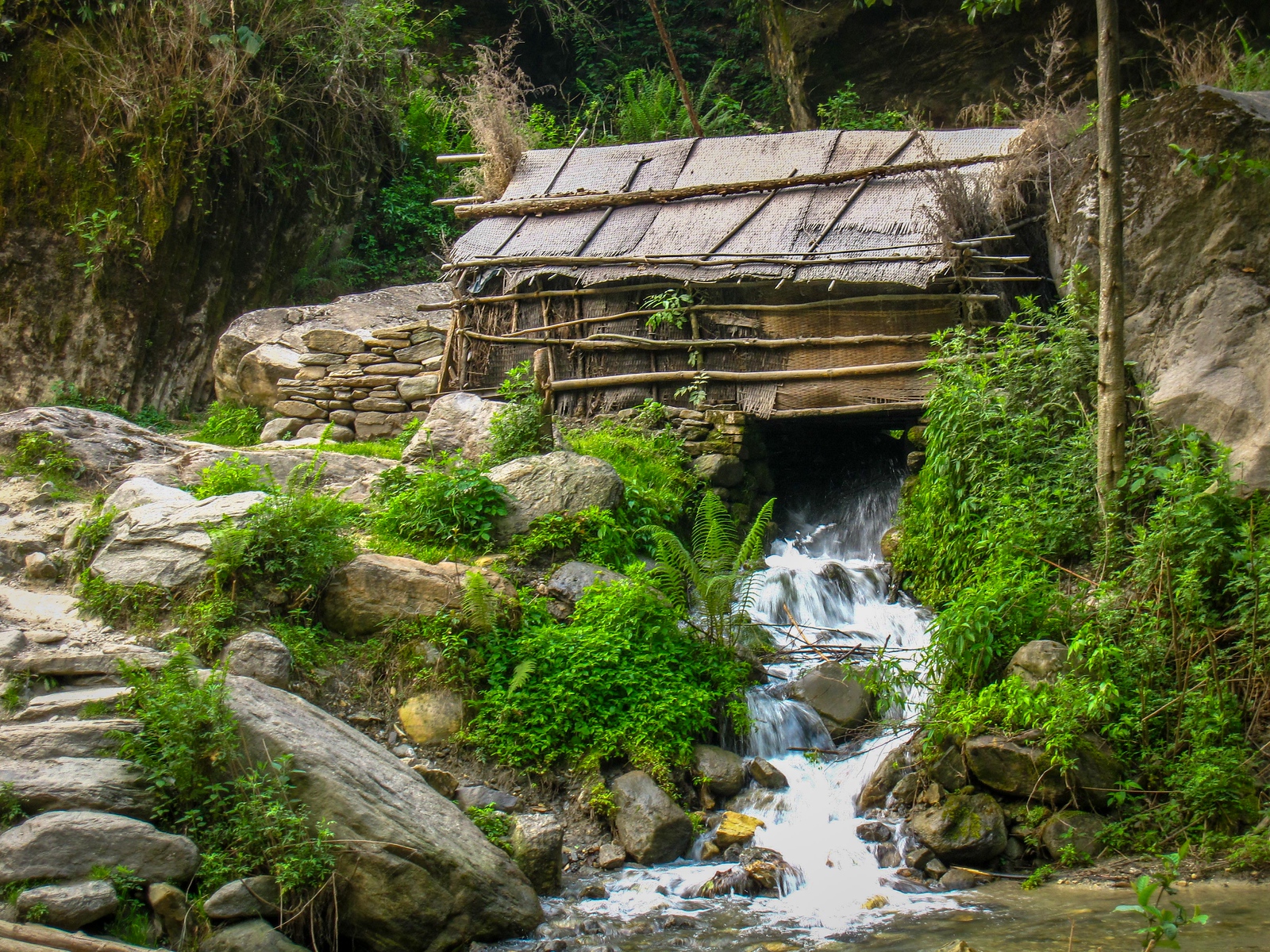 thatched roof houses in the annapurna circuit
